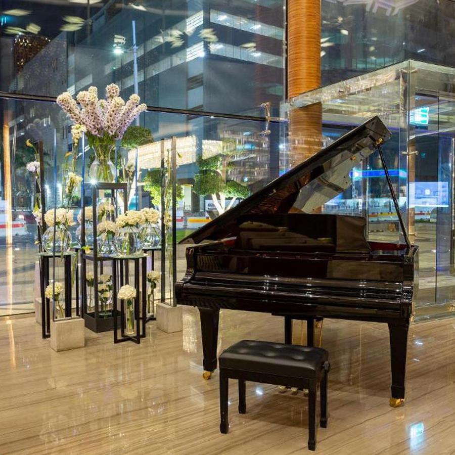 The Bentley Luxury Hotel & Suites Dauhá Exteriér fotografie Piano in the lobby