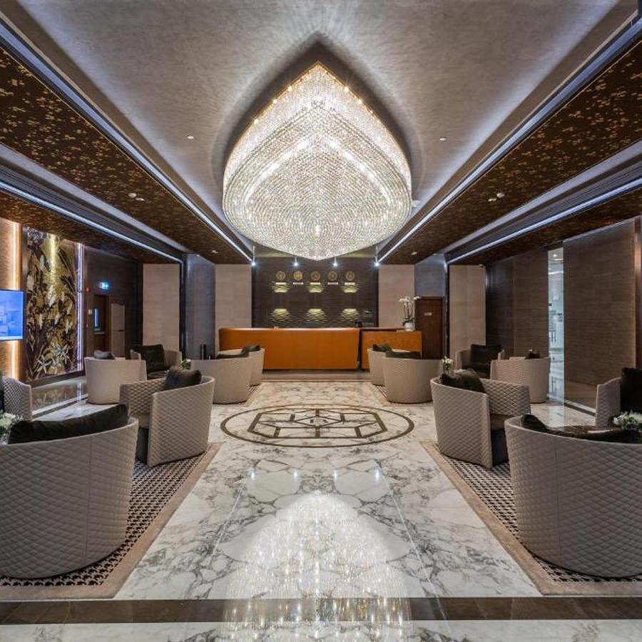 The Bentley Luxury Hotel & Suites Dauhá Exteriér fotografie The interior of the lounge