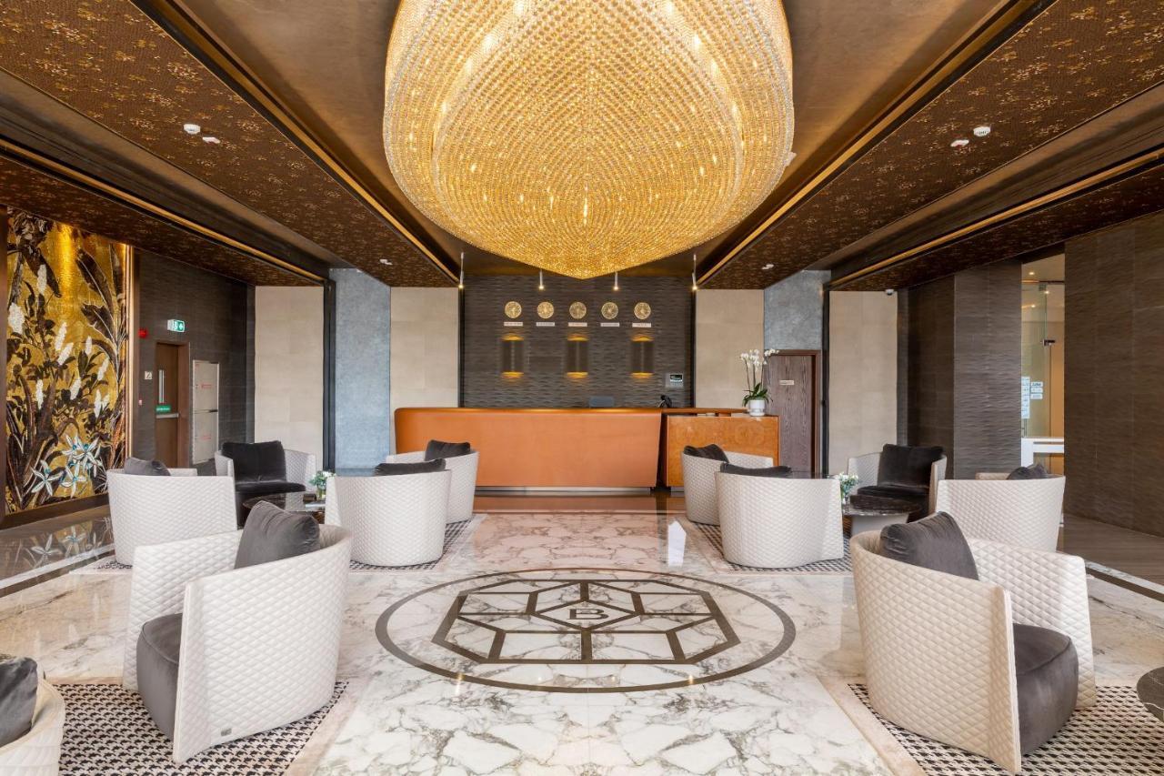 The Bentley Luxury Hotel & Suites Dauhá Exteriér fotografie The lobby of the hotel