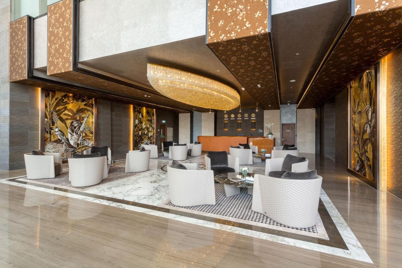 The Bentley Luxury Hotel & Suites Dauhá Exteriér fotografie The lobby of the hotel