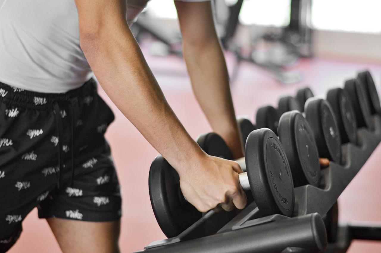 The Bentley Luxury Hotel & Suites Dauhá Exteriér fotografie Dumbbell rack