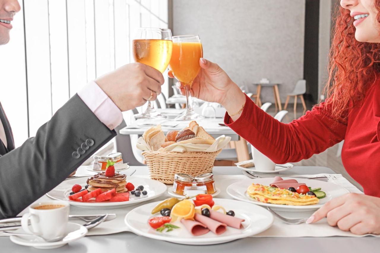 The Bentley Luxury Hotel & Suites Dauhá Exteriér fotografie A couple toasting with beer