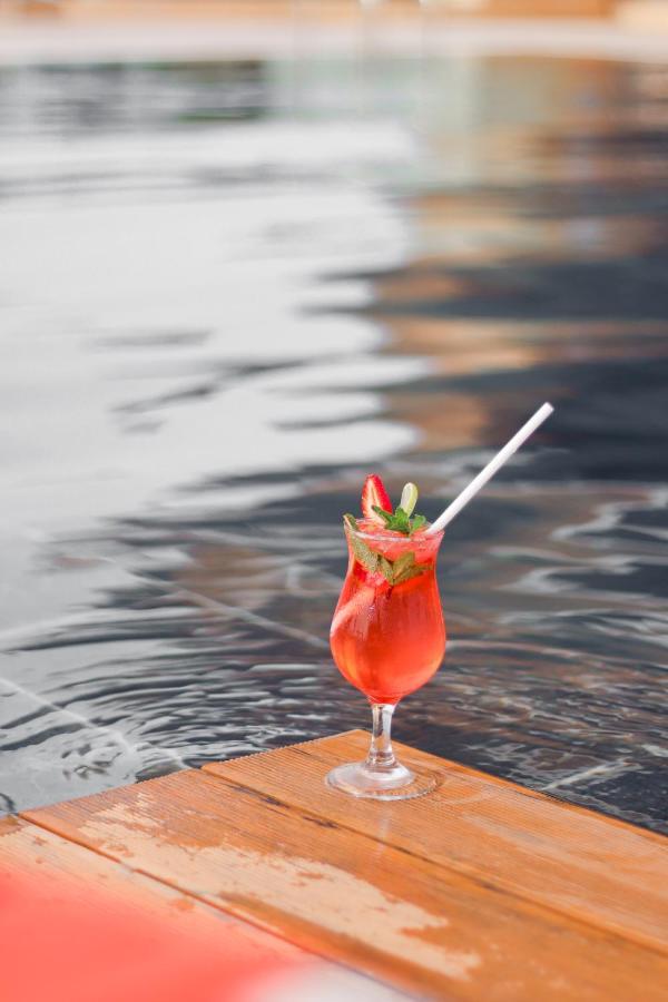 The Bentley Luxury Hotel & Suites Dauhá Exteriér fotografie A strawberry daiquiri