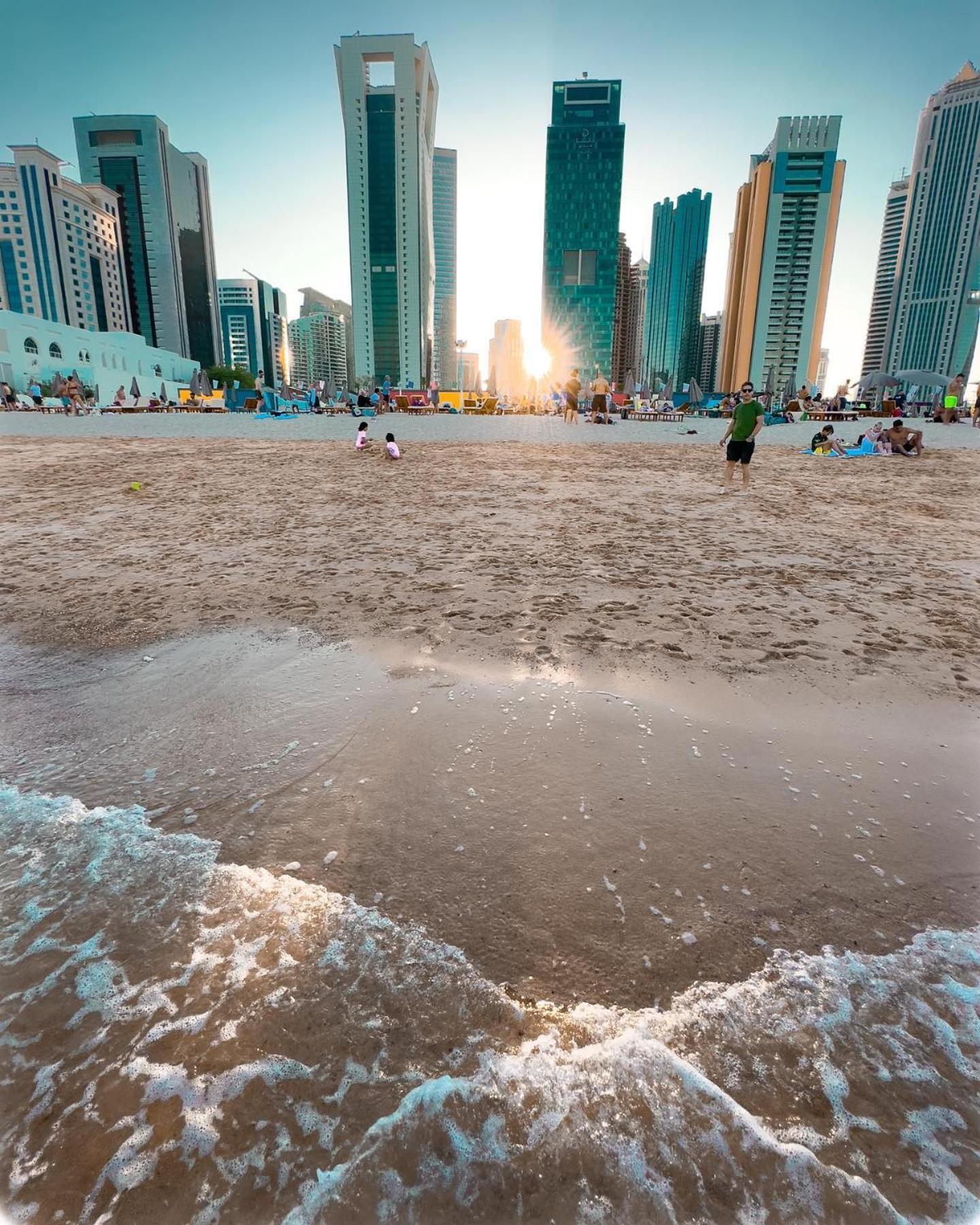 The Bentley Luxury Hotel & Suites Dauhá Exteriér fotografie Sunset at Al Qudra Beach